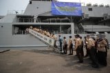 Sejumlah pelajar menaiki KRI Teluk Bintuni-520 untuk melakukan Pelayaran Lingkar Nusantara (Pelantara) 8 dan Bakti Bela Negara 2018 di Dermaga Ujung, Koarmada II, Surabaya, Jawa Timur, Rabu (29/8). Kegiatan yang diikuti 500 mahasiswa dan pelajar dari berbagai provinsi di Indonesia bersama personel TNI Angkatan Laut tersebut merupakan ajang pembinaan yang bertujuan menumbuhkan karakter disiplin, cinta bahari dan Indonesia. Antara Jatim/Moch Asim/18