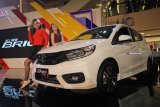 Model berpose di samping mobil All New Honda Brio saat peluncurannya di Tunjungan Plaza, Surabaya, Jawa Timur, Jumat (10/8). Honda Surabaya Center, Main Dealer Honda wilayah Jawa Timur, Bali, Nusa Tenggara memperkenalkan generasi kedua dari Honda Brio, yakni All New Honda Brio dengan desain baru yang lebihi sporty, dimensi lebihi besar serta penambahan fitur-fitur yang khusus dirancang untuk konsumen di Indonesia. Antara Jatim/Moch Asim/18.