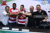 Manager Madura United FC (MU) Haruna Soemitro (ke dua kanan) bersama mantan pesepak bola timnas Prancis U21 Mamadou Samassa (ke dua kiri) dan eks Timnas Iran Milad  Zeynedpour (tengah) berfoto bersama usai diperkenalkan kepada wartwan di Pamekasan, Jawa Timur, Kamis (2/8). Kedua pesepak bola tersebut resmi berseragam klub Madura United FC pada putaran ke dua kompetisi Liga 1 2018. Antara Jatim/Saiful Bahri/18