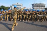 Sejumlah anggota TNI Angkatan Laut meneriakkan Yel-Yel jelang keberangkatan menuju Lebanon, di Dermaga Madura Koarmada II, Ujung, Surabaya, Jawa Timur, Jumat (24/8). Sebanyak 120 prajurit TNI Angkatan Laut yang tergabung dalam Satuan Tugas Maritime Task Force (Satgas MTF) TNI Kontingen Garuda XXVIII-K/UNIFIL bersama KRI Sultan Hasanuddin-366 diberangkatkan menuju Lebanon dalam menjalankan misi perdamaian PBB. Antara Jatim/Didik Suhartono/mas/18.