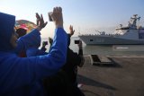Sejumlah kerabat melambaikan tangan melepas keberangkatan KRI  Sultan Hasanuddin-366 menuju Lebanon, di Dermaga Madura Koarmada II, Ujung, Surabaya, Jawa Timur, Jumat (24/8). Sebanyak 120 prajurit TNI Angkatan Laut yang tergabung dalam Satuan Tugas Maritime Task Force (Satgas MTF) TNI Kontingen Garuda XXVIII-K/UNIFIL bersama KRI Sultan Hasanuddin-366 diberangkatkan menuju Lebanon dalam menjalankan misi perdamaian PBB. Antara Jatim/Didik Suhartono/mas/18.