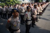 Personel satuan brimob mengikuti apel pemberangkatan Bantuan Kendali Operasi (BKO) di Lapangan Cargo Bandara Internasional Juanda, Sidoarjo, Jawa Timur, Senin (6/8). Sebanyak 200 Personel Satbrimob Polda Jatim diberangkatkan ke Lombok Nusa Tenggara Barat (NTB) untuk memberikan perbantuan kemanusiaan Bencana gempa. Antara Jatim/Umarul Faruq/mas/18.