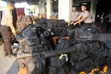 Personel satuan brimob memeriksa perlengkapan kebutuhan Bantuan Kendali Operasi (BKO) di Cargo Bandara Internasional Juanda, Sidoarjo, Jawa Timur, Senin (6/8). Sebanyak 200 Personel Satbrimob Polda Jatim diberangkatkan ke Lombok Nusa Tenggara Barat (NTB) untuk memberikan perbantuan kemanusiaan Bencana gempa. Antara Jatim/Umarul Faruq/mas/18.