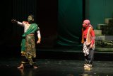 Seniman menampilkan pertunjukkan teater dengan lakon Wiruncana Murca di Gedung Cak Durasim, Taman Budaya Jawa Timur, Surabaya, Jawa Timur, Kamis (23/8). Penampilan dari komunitas Tombo Ati, Jombang itu meramaikan Parade Teater yang digelar selama tiga hari di tempat tersebut. Antara Jatim/Didik Suhartono/mas/18.