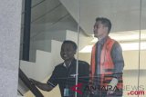 Gubernur Jambi nonaktif Zumi Zola (kanan) berjalan untuk menjalani pemeriksaan di gedung KPK, Jakarta, Senin (6/8/2018). Zumi Zola diperiksa sebagai tersangka kasus dugaan suap terkait pengesahaan RAPB Provinsi Jambi TA 2017 dan 2018. (ANTARA FOTO/Muhammad Adimaja)