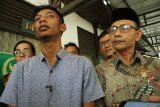 Anggota DPD RI Dapil Aceh, Haji Sudirman (kanan) bersama Yulianus (kiri), satu dari 11 Tenaga Kerja Indonesia asal Aceh yang melarikan diri dari Malaysia saat jumpa pers di Kantor DPD Kalbar di Pontianak, Rabu (29/8). Haji Sudirman menyatakan bahwa pihaknya sedang mengupayakan pemulangan 11 warga Aceh yang diduga menjadi korban penipuan agen Tenaga Kerja Indonesia (TKI) ilegal dan kemudian melarikan diri dari pabrik sawit tempat mereka bekerja di Miri, Malaysia menuju PLBN Entikong, Kabupaten Sanggau, Kalbar. ANTARA FOTO/Jessica Helena Wuysang/18