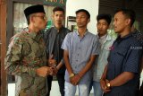 Anggota DPD RI Dapil Aceh, Haji Sudirman (kiri) berbincang dengan lima dari 11 Tenaga Kerja Indonesia asal Aceh yang melarikan diri dari Malaysia saat jumpa pers di Kantor DPD Kalbar di Pontianak, Rabu (29/8). Haji Sudirman menyatakan bahwa pihaknya sedang mengupayakan pemulangan 11 warga Aceh yang diduga menjadi korban penipuan agen Tenaga Kerja Indonesia (TKI) ilegal dan kemudian melarikan diri dari pabrik sawit tempat mereka bekerja di Miri, Malaysia menuju PLBN Entikong, Kabupaten Sanggau, Kalbar. ANTARA FOTO/Jessica Helena Wuysang/18