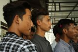 Tiga dari 11 Tenaga Kerja Indonesia asal Aceh yang melarikan diri dari Malaysia saat jumpa pers di Kantor DPD Kalbar di Pontianak, Rabu (29/8). Sebanyak 11 warga Aceh yang menjadi korban penipuan agen TKI ilegal dan kemudian melarikan diri dari tempat mereka bekerja di pabrik kelapa sawit di Miri, Malaysia menuju PLBN Entikong, Kalba tersebut, sedang diupayakan kepulangannya ke daerah asal oleh anggota DPD Dapil Aceh, Haji Sudirman. ANTARA FOTO/Jessica Helena Wuysang/18



