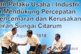 Menteri Koordinator Maritim Luhut B Pandjaitan (tengah) berjabat tangan dengan Penjabat Gubernur Jabar M Iriawan (kiri) didampingi Sekretaris Jenderal (Sesjen) Dewan Ketahanan Nasional (Wantannas) Doni Monardo (kanan) saat pertemuan dengan pelaku usaha atau industri terkait sungai Citarum di Bandung, Jawa Barat, Rabu (1/8). Pertemuan tersebut dalam rangka percepatan penanganan limbah di Daerah Aliran Sungai (DAS) Citarum yang dapat mengancam masa depan warga Jawa Barat dan berakibat pada rusaknya ekosistem laut. ANTARA JABAR/M Agung Rajasa/agr/18.
