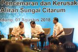 Menteri Koordinator Maritim Luhut B Pandjaitan (tengah) didampingi Sekretaris Jenderal (Sesjen) Dewan Ketahanan Nasional (Wantannas) Doni Monardo (kanan) berbincang dengan Penjabat Gubernur Jabar M Iriawan (kiri) disela-sela pertemuan dengan pelaku usaha atau industri terkait sungai Citarum di Bandung, Jawa Barat, Rabu (1/8). Pertemuan tersebut dalam rangka percepatan penanganan limbah di Daerah Aliran Sungai (DAS) Citarum yang dapat mengancam masa depan warga Jawa Barat dan berakibat pada rusaknya ekosistem laut.  ANTARA JABAR/M Agung Rajasa/agr/18.