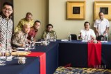 Menteri Koordinator Maritim Luhut B Pandjaitan (kedua kanan) didampingi Penjabat Gubernur Jabar M Iriawan (kanan) melakukan pertemuan dengan pelaku usaha atau industri terkait sungai Citarum di Bandung, Jawa Barat, Rabu (1/8). Pertemuan tersebut dalam rangka percepatan penanganan limbah di Daerah Aliran Sungai (DAS) Citarum yang dapat mengancam masa depan warga Jawa Barat dan berakibat pada rusaknya ekosistem laut. ANTARA JABAR/M Agung Rajasa/agr/18.
