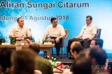 Menteri Koordinator Maritim Luhut B Pandjaitan (tengah) didampingi Sekretaris Jenderal (Sesjen) Dewan Ketahanan Nasional (Wantannas) Doni Monardo (kanan) berbincang dengan Penjabat Gubernur Jabar M Iriawan (kiri) disela-sela pertemuan dengan pelaku usaha atau industri terkait sungai Citarum di Bandung, Jawa Barat, Rabu (1/8/2018). Pertemuan tersebut dalam rangka percepatan penanganan limbah di Daerah Aliran Sungai (DAS) Citarum yang dapat mengancam masa depan warga Jawa Barat dan berakibat pada rusaknya ekosistem laut. (ANTARA FOTO/M Agung Rajasa)