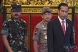 Presiden Joko Widodo (kanan) didampingi Panglima TNI Marsekal TNI Hadi Tjahjanto (kiri) dan Kapolri Jenderal Polisi Tito Karnavian (tengah) bersiap memberikan pengarahan kepada siswa Sesko TNI dan Sespimti Polri di Istana Negara, Jakarta, Kamis (23/8/2018). Presiden Joko Widodo memberikan arahan secara langsung kepada 212 siswa Sekolah Staf dan Komando TNI dan peserta Sekolah Staf dan Pimpinan Tinggi Polri tahun 2018. (ANTARA FOTO/Hafidz Mubarak A)