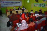 Pimpinan PT Permodalan Nasional Madani (PNM) Cabang Surabaya, Ramon Agustus (tengah) Kepala Departemen Program Kemitraan dan Bina Lingkungan PT SIER, Sri Priharti (kanan) saat pelatihan 'capacity building' di Tropodo, Krian, Sidoarjo, Jawa Timur, Rabu (29/8). Pelatihan tentang Manajemen Produksi dan Pemeliharaan sapi perah, pakan, pencernakan dan produki alternatif, penyakit sapi karena pakan dan kewirausahaan tersebut bertujuan untuk meningkatkan kualitas produksi sehingga pendapatan serta kesejahteraan para peternak semakin baik. Antara Jatim/Umarul Faruq/mas/18.