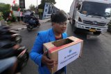 Mahasiswa yang tergabung dalam Pergeraka Mahasiswa Islam Indonesia (PMII) melakukan penggalangan dana ke pengguna jalan di Kota Kediri, Jawa Timur, Rabu (8/8). Hasil penggalangan dana aksi tersebut akan disalurkan kepada para korban gempa bumi di Lombok Nusa Tenggara Barat. Antara Jatim/Prasetia Fauzani/mas/18.