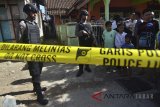 Anggota Polres Tasikmalaya Kota berjaga saat penggeledahan di rumah terduga jaringan teroris di Kota Tasikmalaya, Jawa Barat, Jumat (3/8). Detasemen Khusus (Densus) 88 Antiteror Polri menggeledah delapan rumah terduga jaringan teroris di wilayah Kota Tasikmalaya, dan petugas kemudian mengamankan anak panah, golok, double stick, buku terkait jihad, dan dokumen lainnya. ANTARA JABAR/Adeng Bustomi/agr/18.