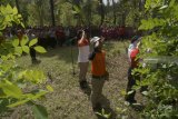 Wabup Trenggalek Moch Nur Arifin (tengah) memimpin upacara bendera raksasa di kaki tebing Gunung Sepikul, Trenggalek, Jawa Timur, Rabu (15/8). Pengibaran bendera besar berukuran 20 x 30 meter di ketinggian 300 meter mdpl tebing Gunung Sepikul itu digelar komunitas 