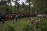 Wabup Trenggalek Moch Nur Arifin (tengah) memimpin upacara bendera raksasa di kaki tebing Gunung Sepikul, Trenggalek, Jawa Timur, Rabu (15/8). Pengibaran bendera besar berukuran 20 x 30 meter di ketinggian 300 meter mdpl tebing Gunung Sepikul itu digelar komunitas 