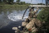 Kondisi air limbah yang keluar dari pipa saluran Instalasi Pengolahan Air Limbah (IPAL) Industri Terpadu PT MCAB Cisirung, Kabupaten Bandung, Jawa Barat, Kamis (2/8). IPAL Terpadu PT MCAB yang menampung air limbah dari 24 pabrik industri di kawasan Dayeuhkolot tersebut mulai kembali beroperasi setelah sempat ditutup akibat kebocoran dan kelebihan debit limbah yang mengotori sungai Citarum. ANTARA JABAR/Novrian Arbi/agr/18.