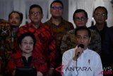 Capres petahana Joko Widodo (kanan) didampingi Ketua Umum PDI Perjuangan Megawati Soekarnoputri (kiri) mengumumkan calon wakil presiden pendampingnya dalam Pilpres 2019, di Jakarta, Kamis (9/8/2018). Joko Widodo mengumumkan KH Maruf Amin sebagai calon wakil presiden yang akan mendampinginya dalam Pilpres 2019. ANTARA FOTO/Puspa Perwitasari) 