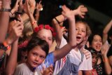 Suasana acara penutupan Rainforest World Music Festival 2018 di 'Jungle Stage' Sarawak Culture Village, Kuching, Malaysia, Juli 2018. Sejak pertama kali digelar pada tahun 1998, RWMF selalu menampilkan pertunjukan musik berkualitas dari sejumlah musisi/kelompok musik yang didatangkan dari sejumlah negara seperti Malaysia, Indonesia, India, USA, Rusia, Korea, Filipina dan sebagainya. Hingga kini RWMF menjadi salah satu event tahunan yang rutin digelar oleh Sarawak Tourism Board dan selalu dipadati wisatawan lokal serta mancanegara. ANTARA FOTO/Jessica Helena Wuysang/18 