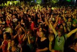 Suasana acara penutupan Rainforest World Music Festival 2018 di 'Jungle Stage' Sarawak Culture Village, Kuching, Malaysia, Juli 2018. Sejak pertama kali digelar pada tahun 1998, RWMF selalu menampilkan pertunjukan musik berkualitas dari sejumlah musisi/kelompok musik yang didatangkan dari sejumlah negara seperti Malaysia, Indonesia, India, USA, Rusia, Korea, Filipina dan sebagainya. Hingga kini RWMF menjadi salah satu event tahunan yang rutin digelar oleh Sarawak Tourism Board dan selalu dipadati wisatawan lokal serta mancanegara. ANTARA FOTO/Jessica Helena Wuysang/18 