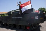 Anggota TNI berdiri diatas Medium Tank hasil pengembangan bersama antara PT. Pindad dan FNSS Turki di Bandung, Jawa Barat, Kamis (16/8). Medium Tank tersebut telah melewati serangkaian uji sertifikasi mulai dari uji ketahanan atas ledak ranjau hingga uji daya gerak atau mobilitas sebelum diproduksi secara massal pada 2020. ANTARA JABAR/M Ibnu Chazar/agr/18.