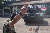 Anggota TNI mengarahkan Medium Tank hasil pengembangan bersama antara PT. Pindad dan FNSS Turki saat penyambutan di PT Pindad, Bandung, Jawa Barat, Kamis (16/8). Medium Tank tersebut telah melewati serangkaian uji sertifikasi mulai dari uji ketahanan atas ledak ranjau hingga uji daya gerak atau mobilitas sebelum diproduksi secara massal pada 2020. ANTARA JABAR/M Ibnu Chazar/agr/18.