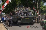 Sejumlah anggota TNI menaiki Medium Tank hasil pengembangan bersama antara PT. Pindad dan FNSS Turki di Bandung, Jawa Barat, Kamis (16/8). Medium Tank tersebut telah melewati serangkaian uji sertifikasi mulai dari uji ketahanan atas ledak ranjau hingga uji daya gerak atau mobilitas sebelum diproduksi secara massal pada 2020. ANTARA JABAR/M Ibnu Chazar/agr/18.