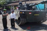 Direktur Utama PT Pindad (Persero) Abraham Mose (kanan) berbincang dengan Kepala Dinas Penelitian Dan Pengembangan TNI Angkatan Darat Brigadir Jenderal TNI Dandang Doetoyo saat penyambutan Medium Tank hasil pengembangan bersama PT. Pindad dan FNSS Turki di Bandung, Jawa Barat, Kamis (16/8). Medium Tank tersebut telah melewati serangkaian uji sertifikasi mulai dari uji ketahanan atas ledak ranjau hingga uji daya gerak atau mobilitas sebelum diproduksi secara massal pada 2020. ANTARA JABAR/M Ibnu Chazar/agr/18.