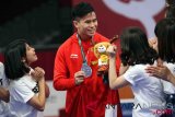 Atlet Wushu putra Indonesia Marvelo Edgar Xavier (tengah) menerima medali perak saat upacara penyerahan medali Wushu Canquan Putra Asian Games 2018 di JIEXPO Kemayoran, Jakarta, Minggu (19/8/2018). (ANTARA FOTO/INASGOC/Gino F Hadi/nak/18)