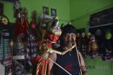 Perajin membuat wayang golek di rumahnya di Kampung Sawah Lempang, Tasikmalaya, Jawa Barat, Jumat (10/8). Perajin kesenian wayang golek hanya tersisa seorang di wilayah Tasikmalaya karena kurang diminati pembeli dan tidak ada regenerasi profesi dalang. Perajin setempat hanya mampu membuat satu wayang golek per bulan dengan harga berkisar Rp300 ribu hingga Rp800 ribu. ANTARA JABAR/Adeng Bustomi/agr/18