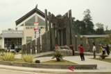 Sejumlah warga berfoto di depan Tugu Garuda Pancasila di Pos Lintas Batas Negara (PLBN) Terpadu Entikong di Kabupaten Sanggau, Kalbar, Jumat (17/8). Tenaga Ahli Tim Satuan Kerja Pengembang Kawasan Permukiman Strategis Ditjen Cipta Karya Kementerian Pekerjaan Umum dan Perumahan Rakyat, Sulung Maha Indra menyataan bahwa Pembangunan fisik tahap dua PLBN Terpadu Entikong ditargetkan rampung pada 1 Oktober 2018. ANTARA FOTO/HS Putra/jhw/18