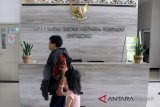 Dua warga berjalan di dalam gedung Pos Lintas Batas Negara (PLBN) Terpadu Entikong di Kabupaten Sanggau, Kalbar, Jumat (17/8). Tenaga Ahli Tim Satuan Kerja Pengembang Kawasan Permukiman Strategis Ditjen Cipta Karya Kementerian Pekerjaan Umum dan Perumahan Rakyat, Sulung Maha Indra menyataan bahwa Pembangunan fisik tahap dua PLBN Terpadu Entikong ditargetkan rampung pada 1 Oktober 2018. ANTARA FOTO/HS Putra/jhw/18