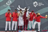 Pevoli pantai putra Qatar Ahmed Janko (ketiga kiri) dan Cherif Samba (ketiga kanan) bersama pevoli Indonesia Mohammad Ashfiya (kiri) dan Ade Candra Rachmawan (kedua kanan) serta Gilang Ramadhan (kanan) dan Danangsyah Yudistira Pribadi (kedua kanan) menunjukan medali yang berhasil diraih pada pertandingan final voli pantai putra Asian Games 2018 di arena Jakabaring Sport City, Palembang, Sumsel, Selasa (28/8). Pada pertandingan tersebut Qatar berhasil meraih medali emas dan Indonesia meraih medali perak serta perunggu. (ANTARA FOTO/INASGOC/Muhammad Adimaja)
