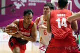 Pemain Basket Indonesia, Kaleb Ramot Gemilang (kiri) melakukan drive dibayangi pemain Cina Tailong Zhao pada pertandingan Babak Perempatfinal Asian Games ke 18 di Hall Basket Senayan, Jakarta Senin (27/8/2018). (ANTARA FOTO/INASGOC/Bobby Arifin)