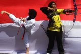 Pelajar melakukan dramatisasi cabang olahraga Asian Games saat Peringatan HUT Kemerdekaan RI di SMK Putra Indonesia Malang, Jawa Timur, Jumat (17/8). Kegiatan yang dimeriahkan dengan pembentangan bendera merah putih sepanjang 73 meter tersebut juga diadakan untuk memberi dukungan terhadap para atlet Indonesia yang bertanding di Asian Games 2018. Antara Jatim/Ari Bowo Sucipto/mas/18.