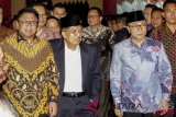     Wakil Presiden Jusuf Kalla (tengah) didampingi Ketua MPR Zulkifli Hasan (kanan) dan Ketua Dewan Perwakilan Daerah (DPD) Oesman Sapta Odang (kiri) bergegas seusai menghadiri peringatan Hari Konstitusi di Kompleks Parlemen, Senayan, Jakarta, Sabtu (18/8/2018). Selain membuka acara peringatan Hari Konstitusi, Jusuf Kalla juga membuka Sarasehan Nasional dengan tema 