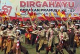 Sejumlah anggota Pramuka menunjukan keterampilan bela diri saat peringatan Hari Pramuka ke-57 di Lapangan Tegar Beriman, Kabupaten Bogor, Jawa Barat, Selasa (14/8). Peringatan Hari Pramuka ke-57 tersebut bertemakan 