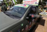 Anggota TNI berjaga di samping mobil perpustakaan keliling di markas Batalyon Infanteri 521 Kediri, Jawa Timur, Rabu (1/8). Perpustakaan keliling dengan koleksi ratusan judul buku tersebut akan dibawa serta oleh satgas pengaman perbatasan Indonesia-Papua Nugini di Merauke Papua guna menumbuh kembangkan minat baca warga. Antara Jatim/Prasetia Fauzani/18