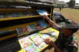 Anggota TNI menata buku pada mobil perpustakaan keliling di markas Batalyon Infanteri 521 Kediri, Jawa Timur, Rabu (1/8). Perpustakaan keliling dengan koleksi ratusan judul buku tersebut akan dibawa serta oleh satgas pengaman perbatasan Indonesia-Papua Nugini di Merauke Papua guna menumbuh kembangkan minat baca warga. Antara jatim/Prasetia Fauzani/18