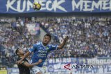 Gelandang Persib Bandung Dedi Kusnandar (kanan) berduel dengan gelandang serang Sriwijaya FC Esteban Vizcara (tengah) dalam laga lanjutan Go-jek Liga 1 di Stadion Gelora Bandung Lautan Api (GBLA), Bandung Jawa Barat, Sabtu (4/8). Pada babak pertama, Persib mampu unggul 2-0 atas Sriwijaya FC. ANTARA JABAR/Raisan Al Farisi/agr/18