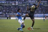 Gelandang Persib Bandung Agung Mulyadi (kiri) berebut bola dengan gelandang Sriwijaya FC Zalnando (kanan) dalam laga lanjutan Go-jek Liga 1 di Stadion Gelora Bandung Lautan Api (GBLA), Bandung Jawa Barat, Sabtu (4/8). Persib menang atas Sriwijaya FC dengan skor akhir 2-0. ANTARA JABAR/Raisan Al Farisi/agr/18