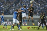 Bek Persib Bandung Victor Igbonefo (keempat kanan) berebut bola dengan bek Sriwijaya FC Goran Ganchev (ketiga kanan) dalam laga lanjutan Go-jek Liga 1 di Stadion Gelora Bandung Lautan Api (GBLA), Bandung Jawa Barat, Sabtu (4/8). Persib menang atas Sriwijaya FC dengan skor akhir 2-0. ANTARA JABAR/Raisan Al Farisi/agr/18