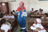 Medan (Antaranews-Sumut) - Officer CSR and SMEPP PT Pertamina MOR I Herdiyanti Dwi Lestari (tengah) menyampaikan informasi tentang produk Pertamina kepada siswa SD Negeri 065003 pada kegiatan 