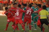 Pesepak bola Madura FC dan PSS Sleman baku hantam saat laga Liga 2 Wilayah Timur antara Madura FC Vs PSS Sleman di Stadion A. Yani Sumenep, Jawa Timur, Jumat (10/8). Pertandingan yang dimenangi Madura FC dengan skor 1-0 sempat terhenti beberapa kali setelah antarpemain terlibat bentrok disusul suporer PSS merangsek ke dalam lapangan. Antara Jatim/Saiful Bahri/mas/18. 