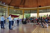 U.S Air Force Band of the Pacific-Asia (PACAF) menggelar pertunjukan pada Rainforest World Music Festival 2018 di The Big Tent Sarawak Culture Village, Kuching, Malaysia, Juli 2018 . ANTARA FOTO/Jessica Helena Wuysang/18 