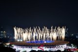 Pesta kembang api menyemarakkan Upacara Pembukaan Asian Games ke-18 Tahun 2018 di Stadion Utama Gelora Bung Karno, Senayan, Jakarta, Sabtu (18/8/2018). (INASGOC/Widodo S Jusuf)