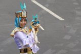 Peserta mengikuti Pets Carnival pada ajang Jember Fashion Carnaval (JFC) di Jember, Jawa Timur, Rabu (8/8). Pets Carnival, sub-karnaval baru di JFC ke-17 yang bertema 'Asia Light' tersebut menampilkan desain pakaian sambil berparade bersama hewan peliharaan. Antara Jatim/Seno/mas/18.