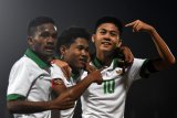 Pesepak bola Indonesia U-16 Amirudin Bagus Kahfi Alfikri (tengah) bersama rekannya Rendy Juliansyah (kanan) dan Muhammad Talaohu (kiri) melakukan selebrasi usai mencetak gol kegawang Kamboja U-16 dalam laga penyisihan grup A piala AFF U-16 di Stadion Gelora Delta Sidoarjo, Jawa Timur, Senin (8/6). Antara Jatim/M Risyal Hidayat/mas/18.